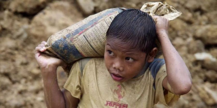 Kinderarbeit in einer Mine in Indonesien.