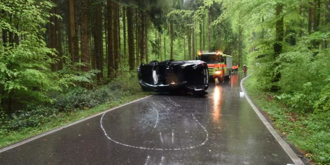 Eine 28-jährige Frau ist am Dienstagmorgen in Wallisellen ZH mit ihrem Auto in einen Baum geprallt. Wallisellen ZH