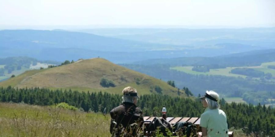 Trotz Corona-Einschränkungen ist Wandern in der eigenen Umgebung noch möglich. Viele Menschen suchen daher in der Natur Erholung. Foto: Uwe Zucchi/dpa