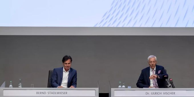 CEO Bernd Stadlwieser (l.) und Verwaltungsratspräsident Ulrich Vischer (r.) an einer Medienkonferenz der MCH Group in Basel, am Freitag, 10. Juli 2020. MESSE SCHWEIZ,