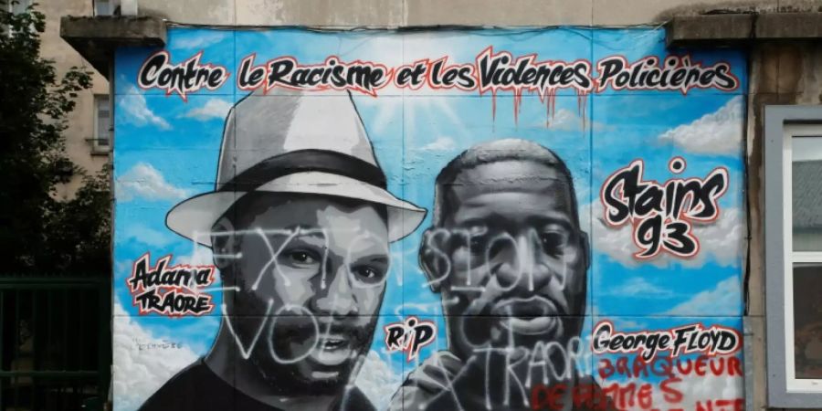 Ein Wandbild zeigt Adama Traoré (li.) und George Floyd