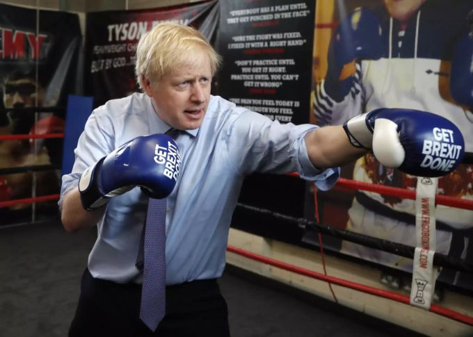 Boris Johnson beim letzten britischen Wahlkampf während einer seiner skurilen Kamera-Posen. Boris Johnson