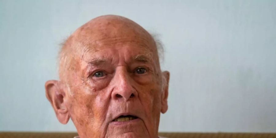 Dunin-Wasowicz in seiner Warschauer Wohnung
