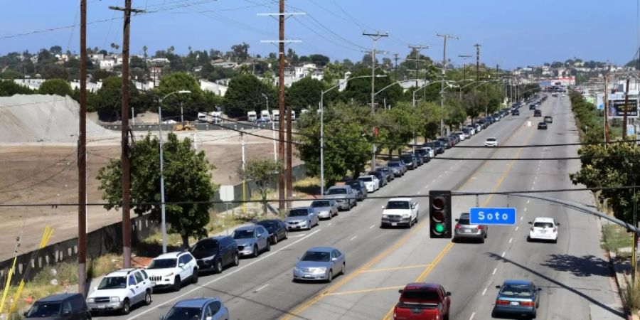 Autoschlange vor einer Corona-Test-Station in Los Angeles