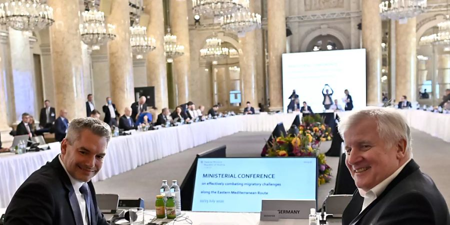 Karl Nehammer (l, ÖVP), Innenminister von Österreich, und Horst Seehofer (CDU), Bundesinnenminister, sitzen bei der «Ministerkonferenz zur Bekämpfung illegaler Migration an den östlichen Mittelmeerrouten». Zur Bekämpfung illegaler Migration vor allem entlang der Balkanroute haben sich Innenminister aus Deutschland, Österreich und anderer Staaten am Mittwoch in Wien getroffen. Bei der Konferenz, die am Donnerstag fortgesetzt werden soll, wollen sie Möglichkeiten einer vertieften Zusammenarbeit ausloten. Foto: Herbert Neubauer/APA/dpa