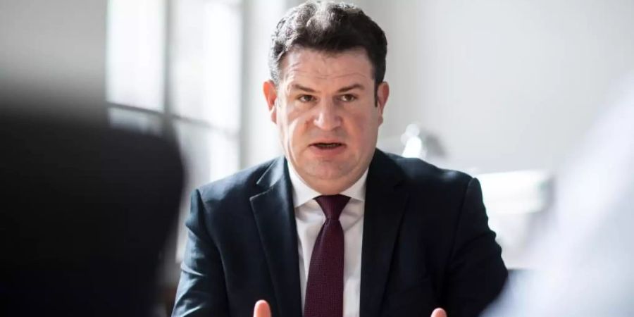 «Ich werde Vorschläge machen, wie wir schneller die Marke von 12 Euro pro Stunde als Lohnuntergrenze erreichen können», sagt Heil. Foto: Bernd von Jutrczenka/dpa