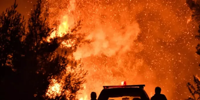 Griechische Feuerwehr Kampft Seit Zwei Tagen Gegen Waldbrand Auf Dem Peloponnes