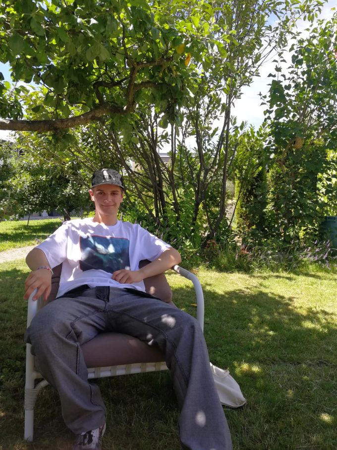 Jérôme Roy Eichenberger im Garten. Dort inspiriert er sich. Jérôme Roy Eichenberger