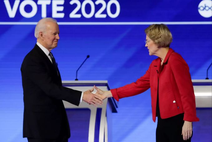 Die demokratischen Präsidentschaftskandidaten, der ehemalige Vizepräsident Joe Biden und Senatorin Elizabeth Warren, geben sich auf der Bühne die Hände. US-Präsidentschaftsrennen biden warren