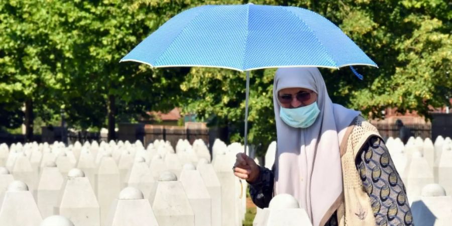 Überlebende des Massakers auf dem Friedhof von Potocari