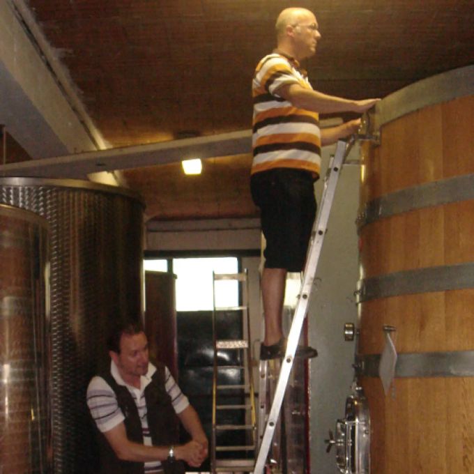 Andreas Peter schaut nach dem Wein. Andreas Keller