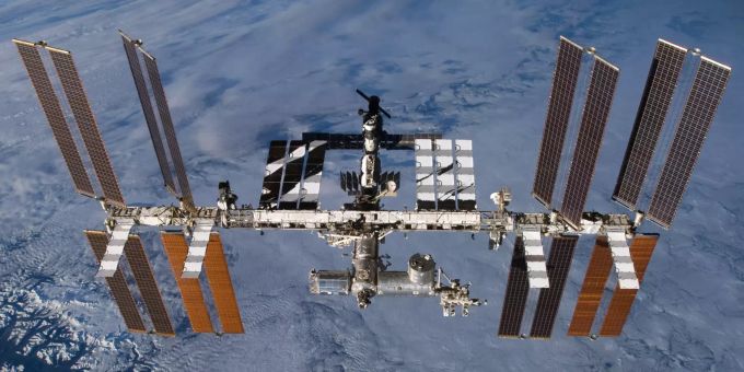 Die Internationale Raumstation (ISS) in der Erdumlaufbahn (undatiertes Foto). Ende Mai will die US-Raumfahrtbehörde Nasa erstmals seit fast einem Jahrzehnt wieder Astronauten von den USA aus zur Internationalen Raumstation ISS schicken. Nasa will Astronauten von den USA aus zur ISS schicken