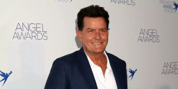 Charlie Sheen ist seit einem Jahr rauchfrei. Charlie Sheen