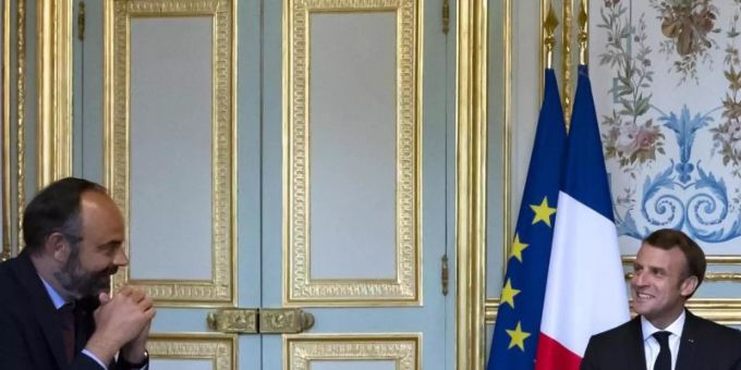 Emmanuel Macron, Präsident von Frankreich, spricht am 2. Juli mit Edouard Philippe. Die französische Regierung unter Premierminister Édouard Philippe ist komplett zurückgetreten. Nun gibt es ein neus Kabinett. Foto: Ian Langsdon/EPA POOL/AP/dpa Emmanuel Macron, Präsident von Frankreich, spricht am 2. Juli mit Edouard Philippe. Die französische Regierung unter Premierminister Édouard Philippe ist komplett zurückgetreten. Nun gibt es ein neus Kabinett. Foto: Ian Langsdon/EPA POOL/AP/dpa