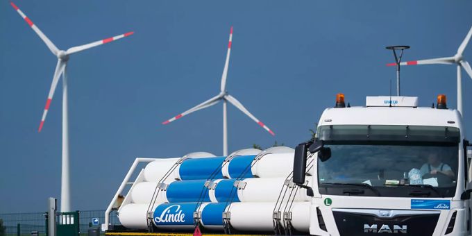 Ein Wasserstofftankfahrzeug verlässt das Gelände eines Energieparks in Deutschland: Um Klimaneutralität im Jahre 2050 zu erreichen, braucht es vor allem «grünen» Wasserstoff - etwa aus Windkraft. Die Schweiz ist aktuell daran, das Potential des Wasserstoffs und der Solarenergie zu analysieren. (Archiv) wasserstoff solarenergie