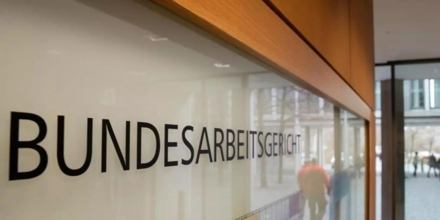 Das oberste deutsche Arbeitsgericht hat sich erstmals mit dem Entgelttransparenzgesetz beschäftigt. Künftig ist das Gesetz auch auf arbeitnehmerähnliche Beschäftigte anzuwenden. Foto: Michael Reichel/dpa