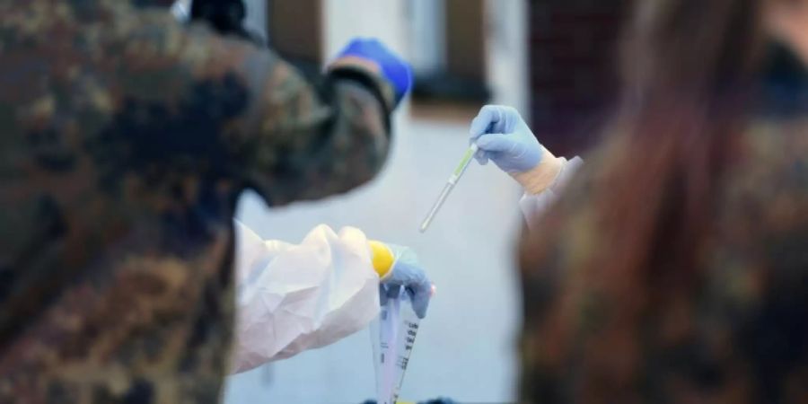 Vorbereitungen auf einen Coronatest