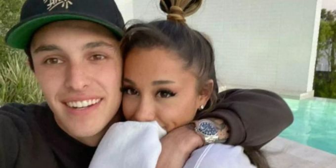 Sie zeigt den Klunker - Sängerin Ariana Grande hat sich verlobt!