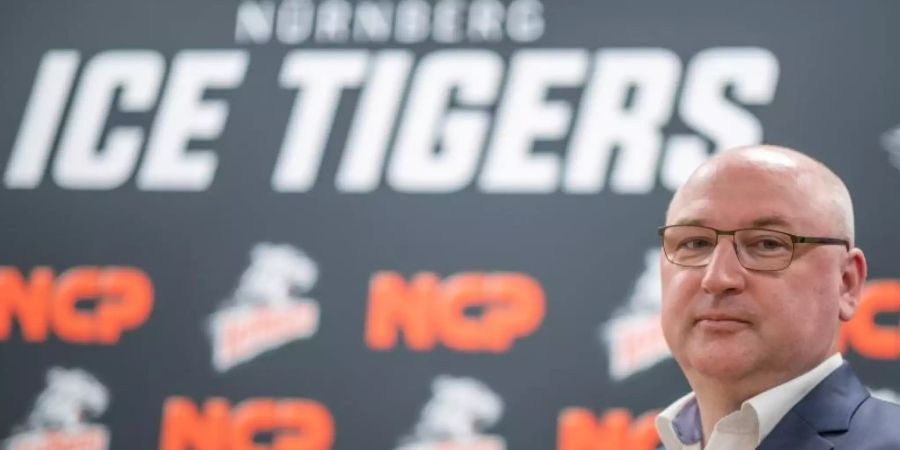 Frank Fischöder wird als neuer Trainer der Nürnberg Ice Tigers vorgestellt. Foto: Daniel Karmann/dpa