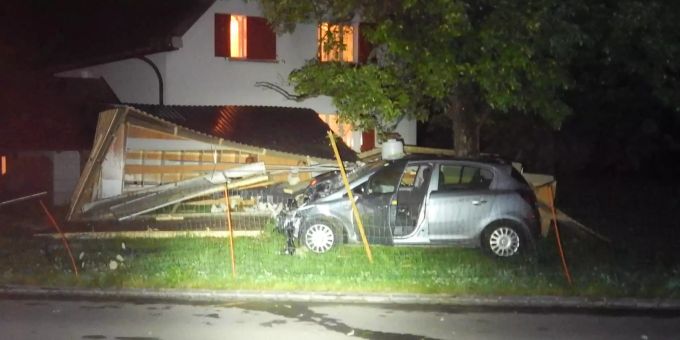 Beim Unfall entstand Sachschaden von einigen zehntausend Franken. Hühnerstall