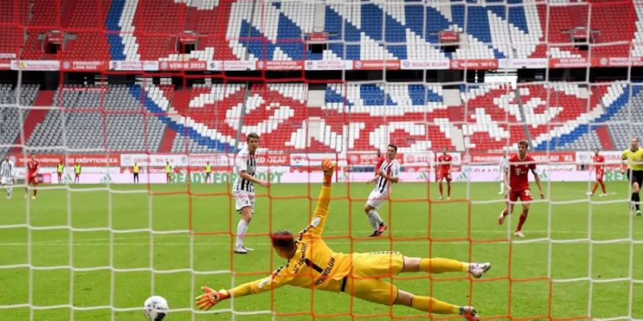 Fast schon ein gewohntes Bild in Zeiten von Corona: Bundesliga-Spiele vor leeren Rängen. Foto: Sven Hoppe/dpa-Pool/dpa