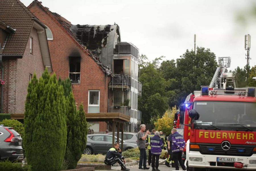 Ultraleichtflugzeug auf Wohnhaus gestürzt