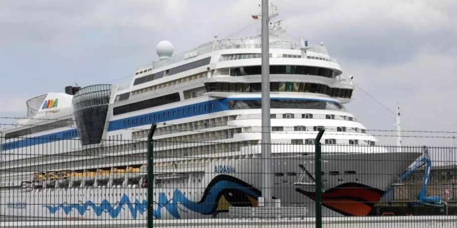 Die AIDAblu der Reederei Aida Cruises liegt im Seehafen Rostock. Der Sicherheitsbereich am Hafenbecken ist eingezäunt. Foto: Bernd Wüstneck/dpa-Zentralbild/dpa