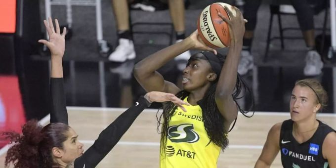 Die Spielerinnen der US-Basketball-Profiliga haben den Saisonstart zu einem starken Zeichen gegen Rassismus in den USA genutzt. Foto: Phelan M. Ebenhack/FR121174 AP/dpa Die Spielerinnen der US-Basketball-Profiliga haben den Saisonstart zu einem starken Zeichen gegen Rassismus in den USA genutzt. Foto: Phelan M. Ebenhack/FR121174 AP/dpa