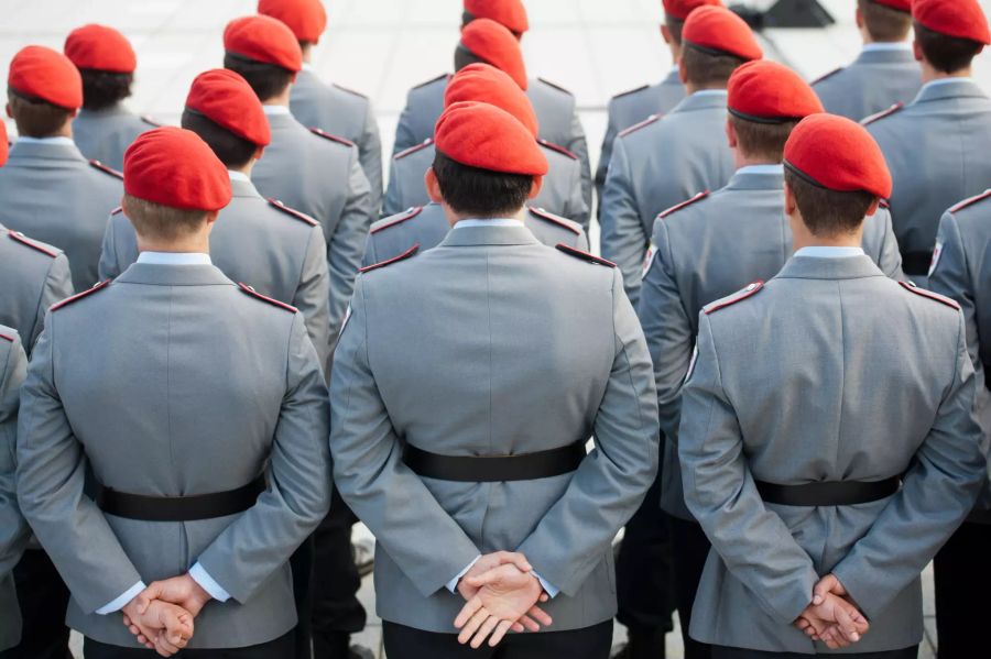 Bundeswehrsoldaten stehen im Bendlerblock