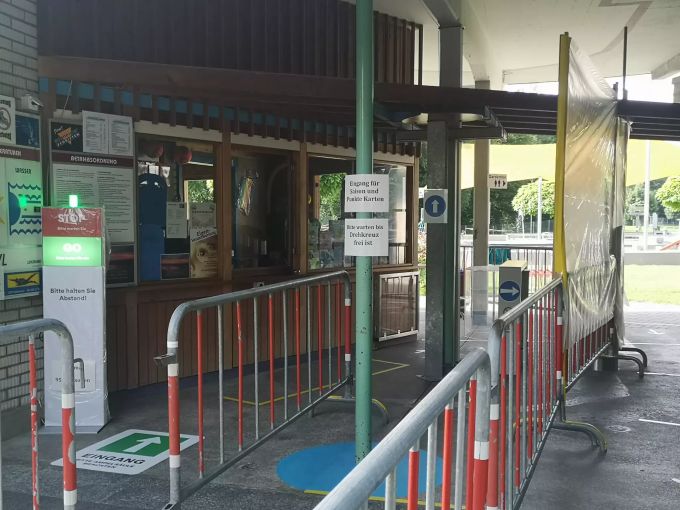 Eingangsbereich der Badi Walkematt. Badi Walkematt Lenzburg