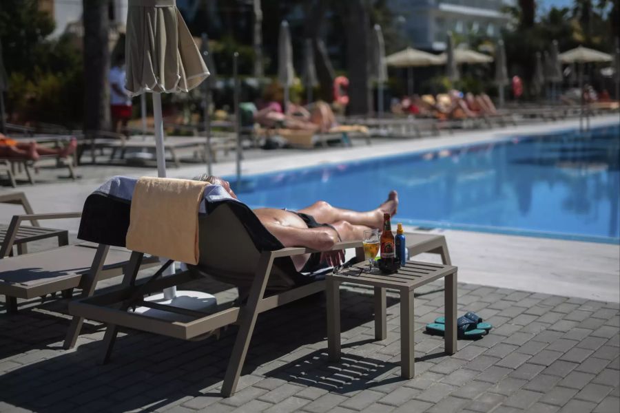 Ein deutscher Tourist nimmt am Montag, 15. Juni 2020, ein Sonnenbad im Schwimmbad des Hotels Riu Concordia in Palma de Mallorca, Spanien.