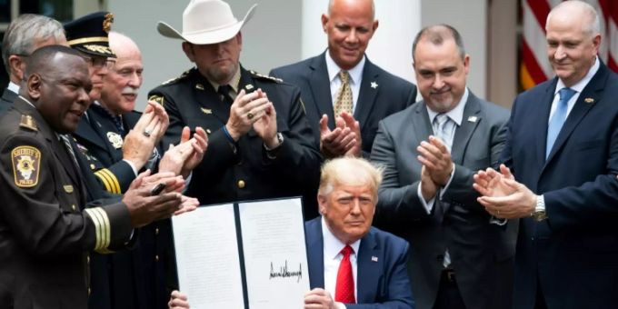 Trump mit unterzeichnetem Dekret. (Archivbild) Dekret