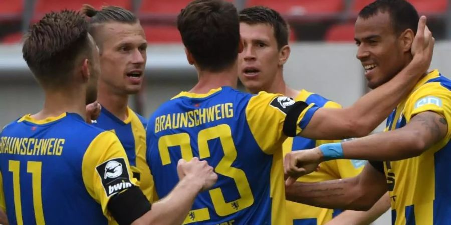 Braunschweigs Steffen Nkansah (r) hat zum 1:0 getroffen und jubelt mit der Mannschaft. Foto: Hendrik Schmidt/dpa-Zentralbild/dpa