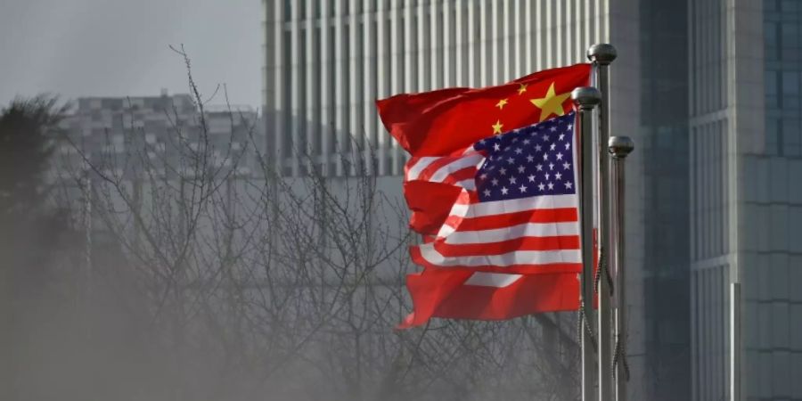 Die chinesische und die US-Flagge in Peking