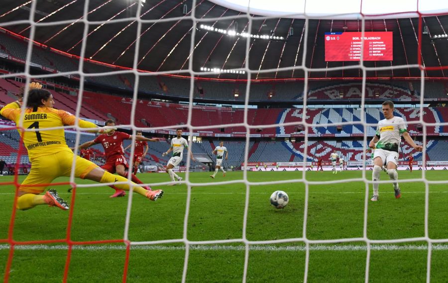 Yann Sommer (li., Borussia Mönchengladbach) kann das Tor durch Leon Goretzka (Bayern München) nicht verhindern.