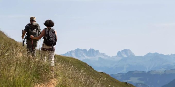 Wanderer auf einem schmalen Bergweg am Calanda mit Blick auf den Rätikon oberhalb Untervaz im Churer Rheintal. (Symbolbild) Rätikon