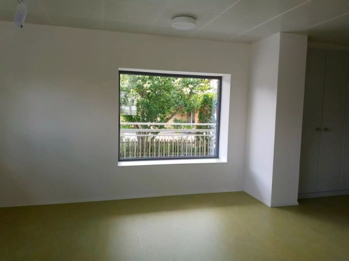 Aus dem Durchbruch für die Postfachanlage wurde ein schönes Fenster. Kita Kiesen