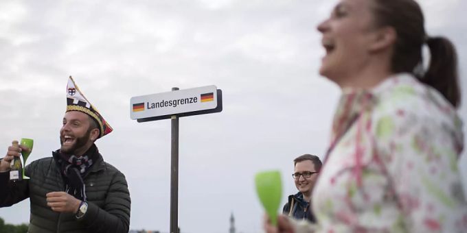 Menschen feiern den Abbau des Grenzzauns zwischen Kreuzlingen und Konstanz (D). Grenzzaun