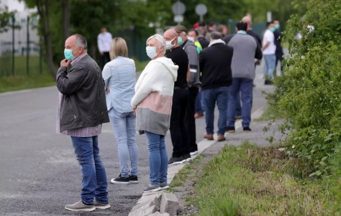 Die Mitarbeiter von Westfleisch stehen Schlange um sich auf das Coronavirus testen zu lassen. westfleisch
