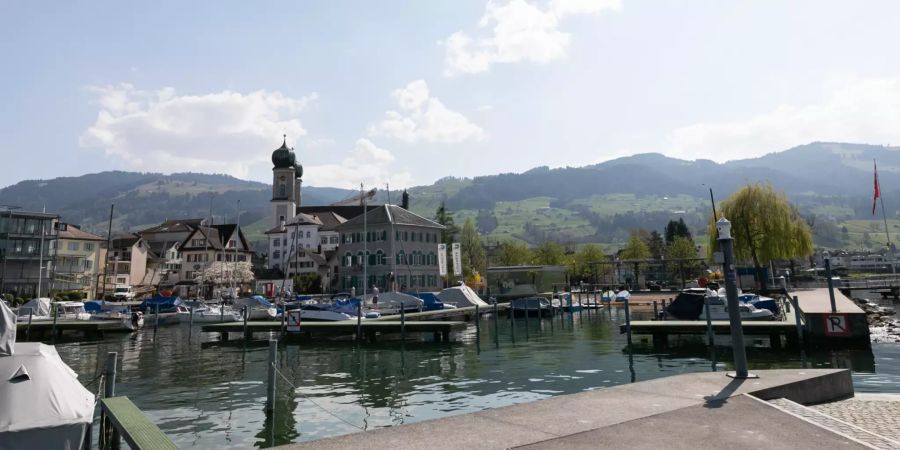 Die Hafenpromenade Marina in Lachen (SZ).