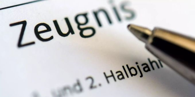Ein Kugelschreiber in einer Grundschule auf einem Zeugnis. (Symbolbild, Archiv) Zeugnis