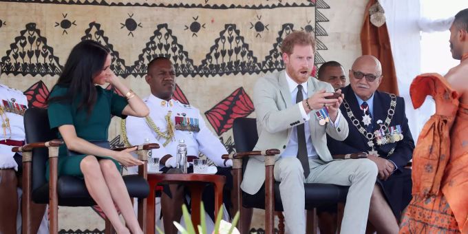 Hier trinkt Prinz Harry das berauschende Kava-Getränk im Oktober 2018. Seine Frau Meghan Markle schaute amüsiert zu. prinz harry meghan markle
