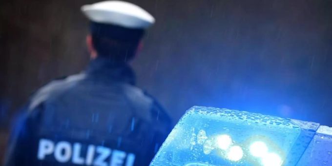 Ein Polizist vor einem Streifenwagen mit aktiviertem Blaulicht. Foto: Karl-Josef Hildenbrand/dpa Ein Polizist vor einem Streifenwagen mit aktiviertem Blaulicht. Foto: Karl-Josef Hildenbrand/dpa