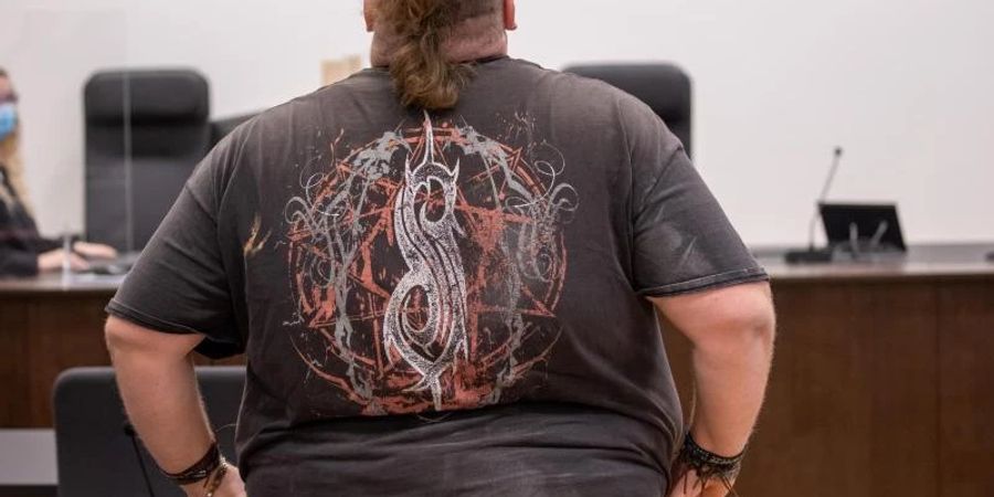 Der Youtuber «Drachenlord» wurde wegen gefährlicher Körperverletzung und anderer Straftaten zu zwei Jahren Haft ohne Bewährung verurteilt. Dagegen legten Verteidigung und Staatsanwaltschaft Berufung ein. Foto: Daniel Karmann/dpa