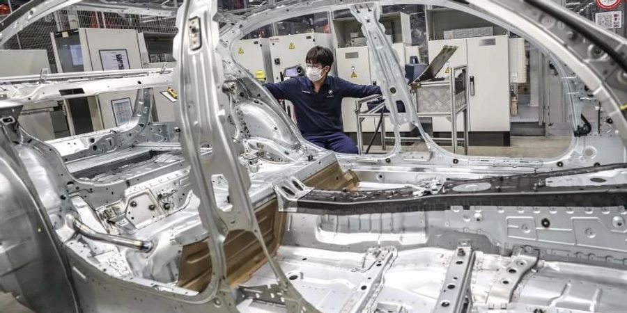 Ein Mann arbeitet im Tiexi-Werk von BMW Brilliance Automotive (BBA). BMW hat die Mehrheit an dem Gemeinschaftswerk mit dem chinesischen Autobauer Brilliance in China übernommen. Foto: Pan Yulong/XinHua/dpa