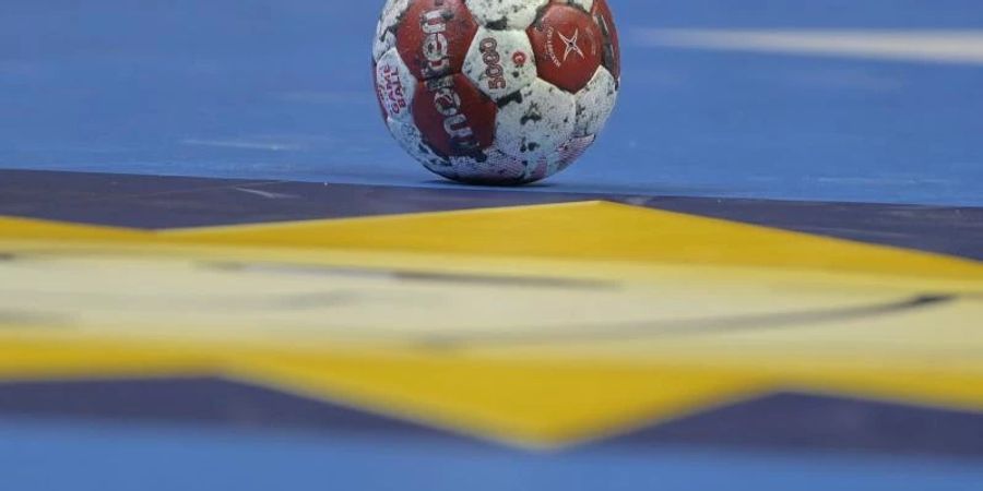 Ein Spielball liegt auf einem Handballfeld. Foto: Soeren Stache/dpa-Zentralbild/dpa/Symbolbild