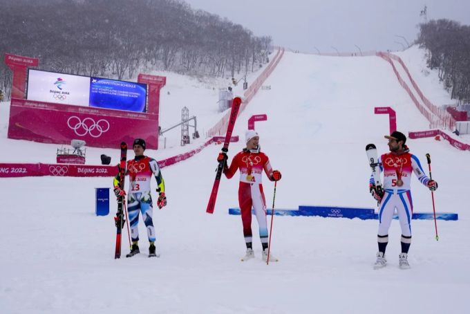 Marco Odermatt feiert sein Riesen-Gold vor einer tristen Kulisse. Olympia 2022