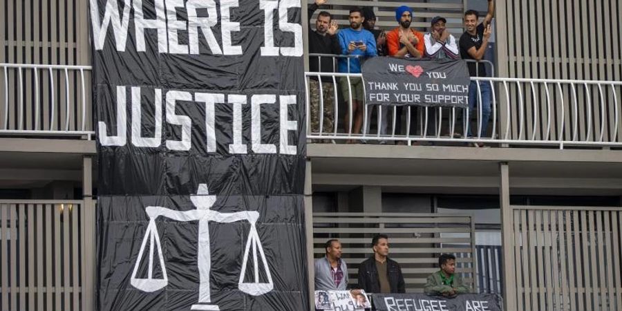 Flüchtlinge und Asylsuchende in Brisbane, die in australischer Einwanderungshaft sind, während einer Demonstration. Foto: Glenn Hunt/AAP/dpa