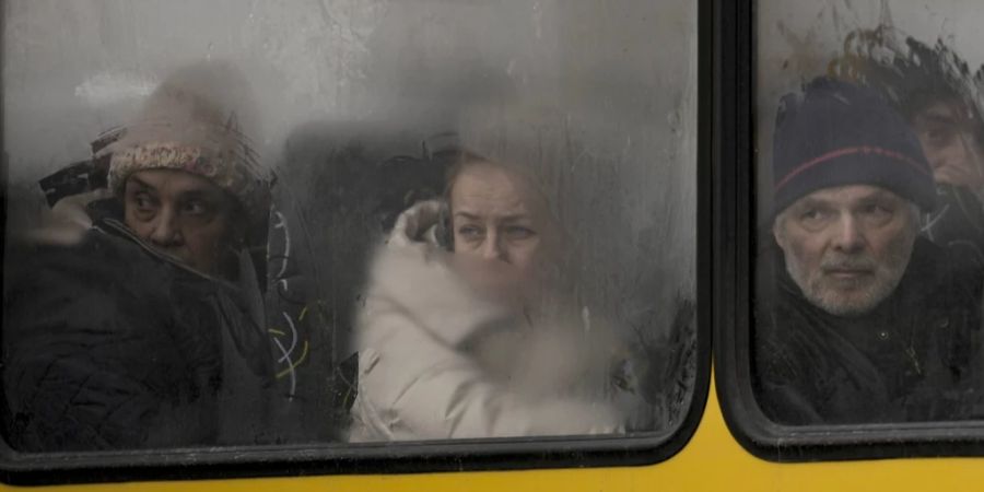 Ukraine Krieg: Zivilisten schauen bei der Evakuierung aus Irpin aus dem Fenster des Buses.