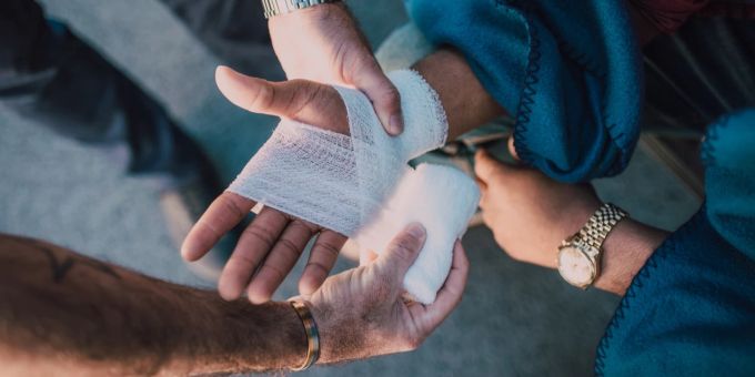 Zum Glück haben die meisten Unfälle in der Schweiz nur leichte Verletzungen zur Folge. Nichtberufsunfall Unfallversicherung Groupe Mutuel